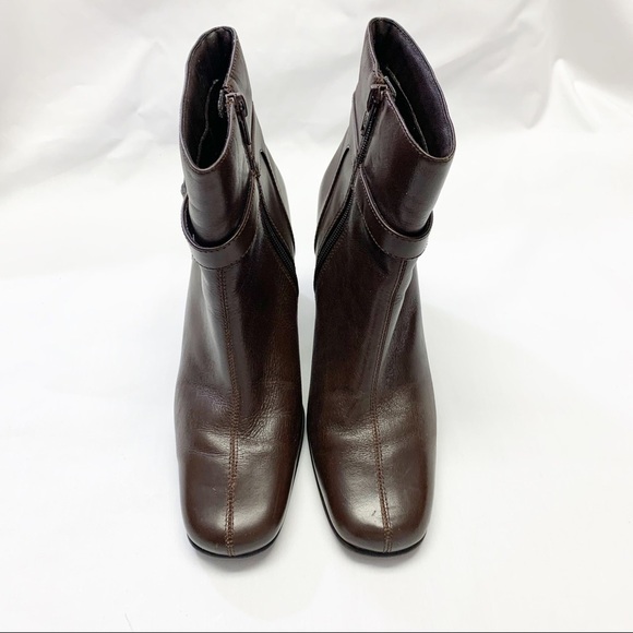 Nine & CO Women’s Brown Leather upper Ankle Bootie Size. 2 1/2 “ heel.  Good Con - Picture 5 of 9